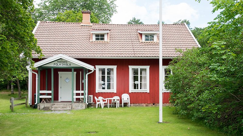 Liten röd stuga.