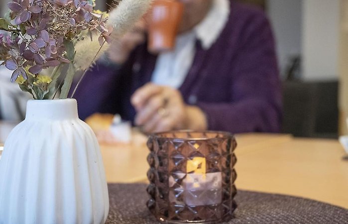 blomvas och ljuslykta på ett bord